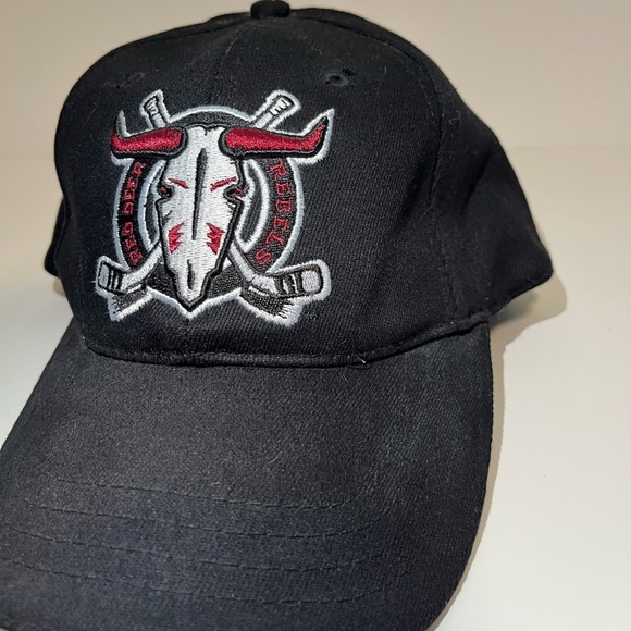 Red Deer Rebels Canadian Junior Ice Hockey Stretch Fit Hat Adult S/M - Picture 2 of 8